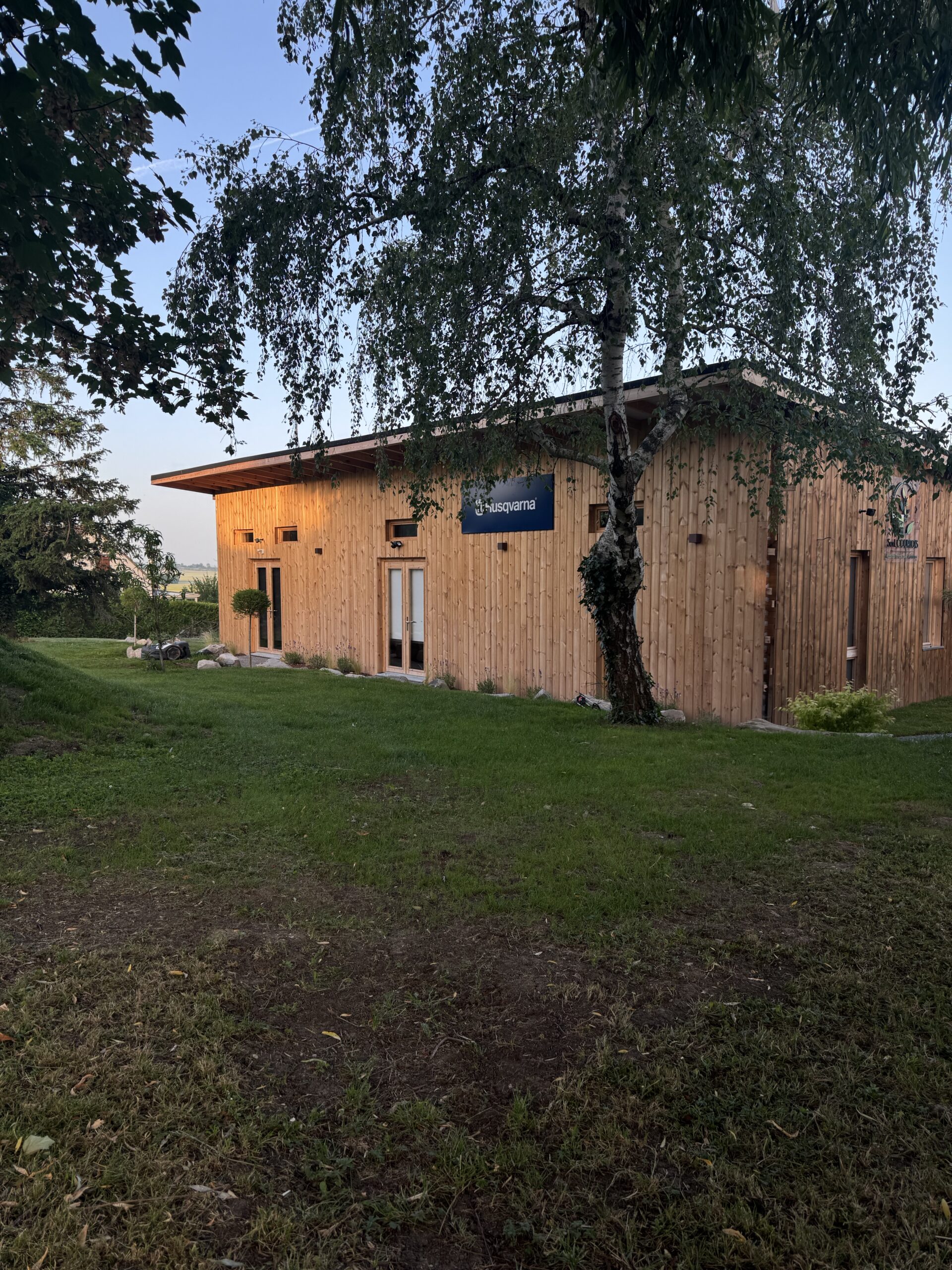 Chalet en bois de SARL COURTOIS à Fromont, entouré de verdure