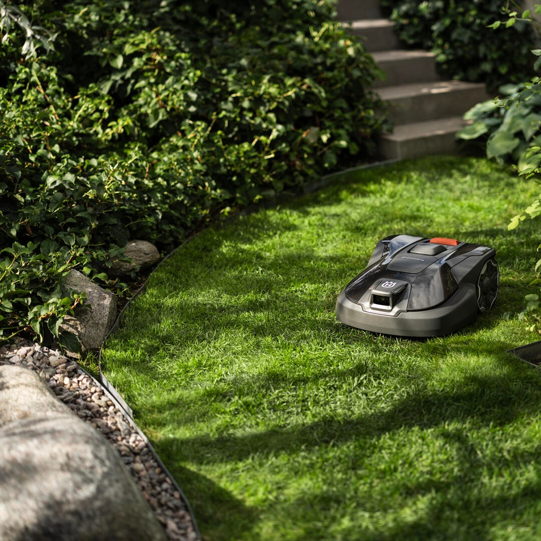 Husqvarna Automower 308V dans un jardin paysager